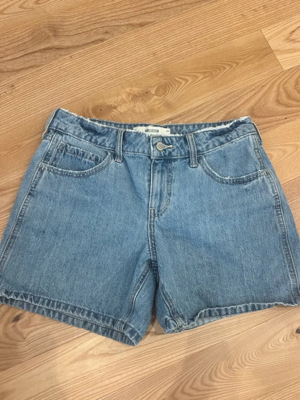 Hollister Low-Rise Baggy Jean Short | Women's 4